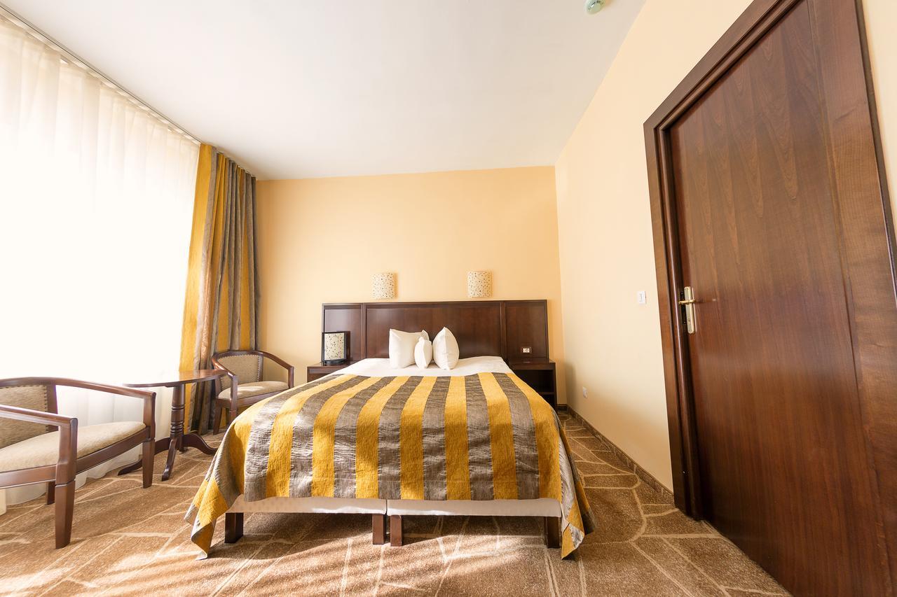 Hotel Parc Alba Iulia Bagian luar foto