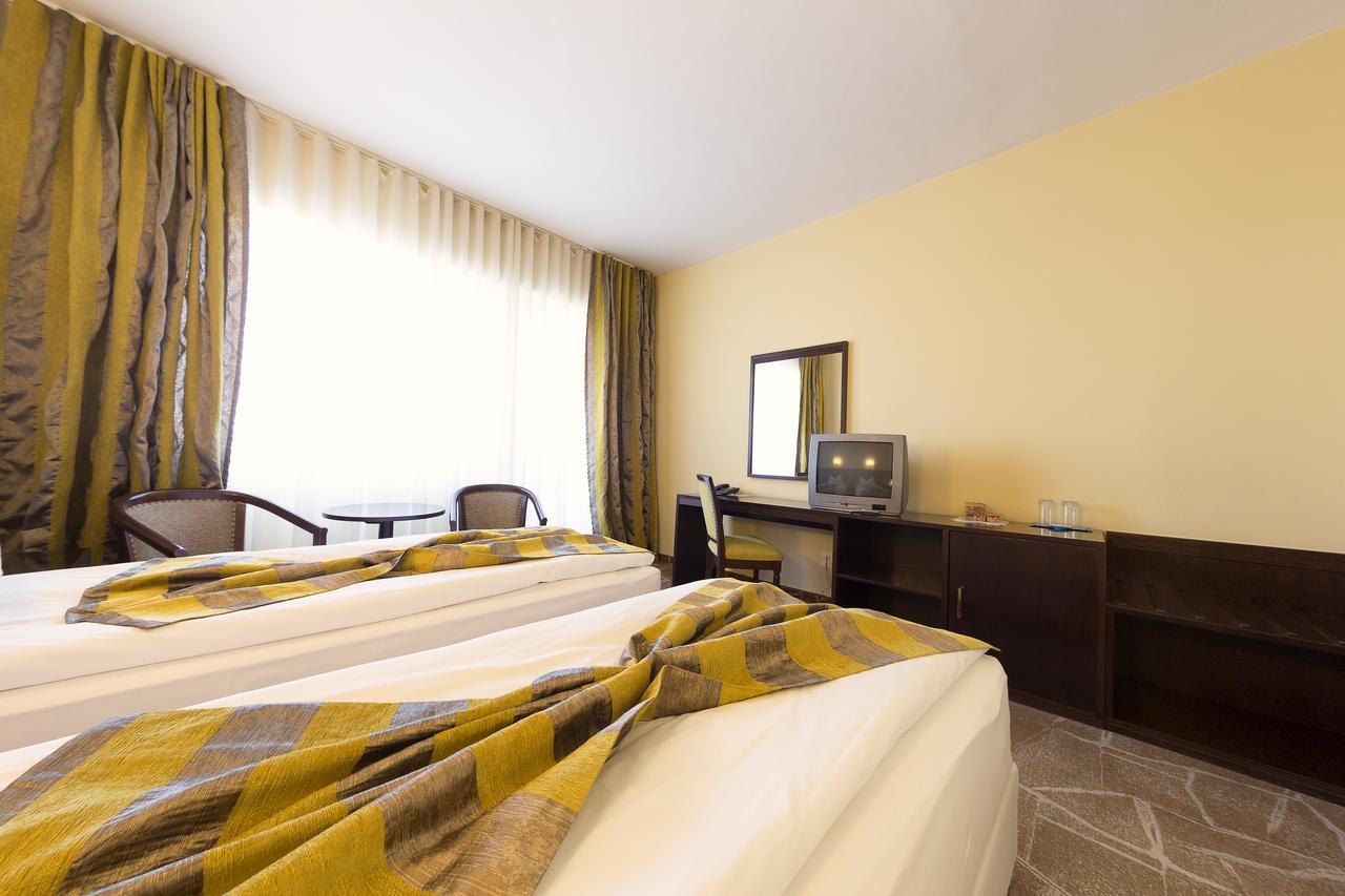 Hotel Parc Alba Iulia Bagian luar foto